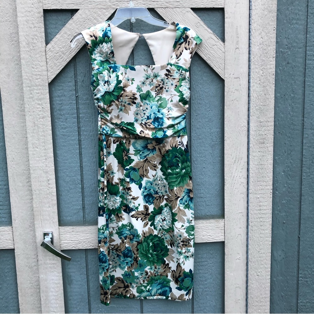 Women’s size 4 floral pattern dress form fitting